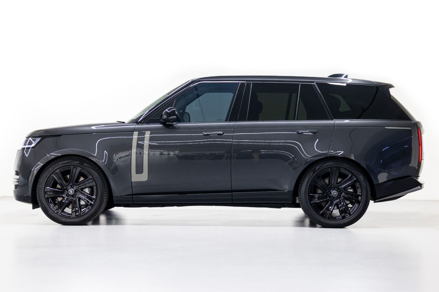 Land Rover Range Rover Vogue HSE V8 P530 gallery image 3