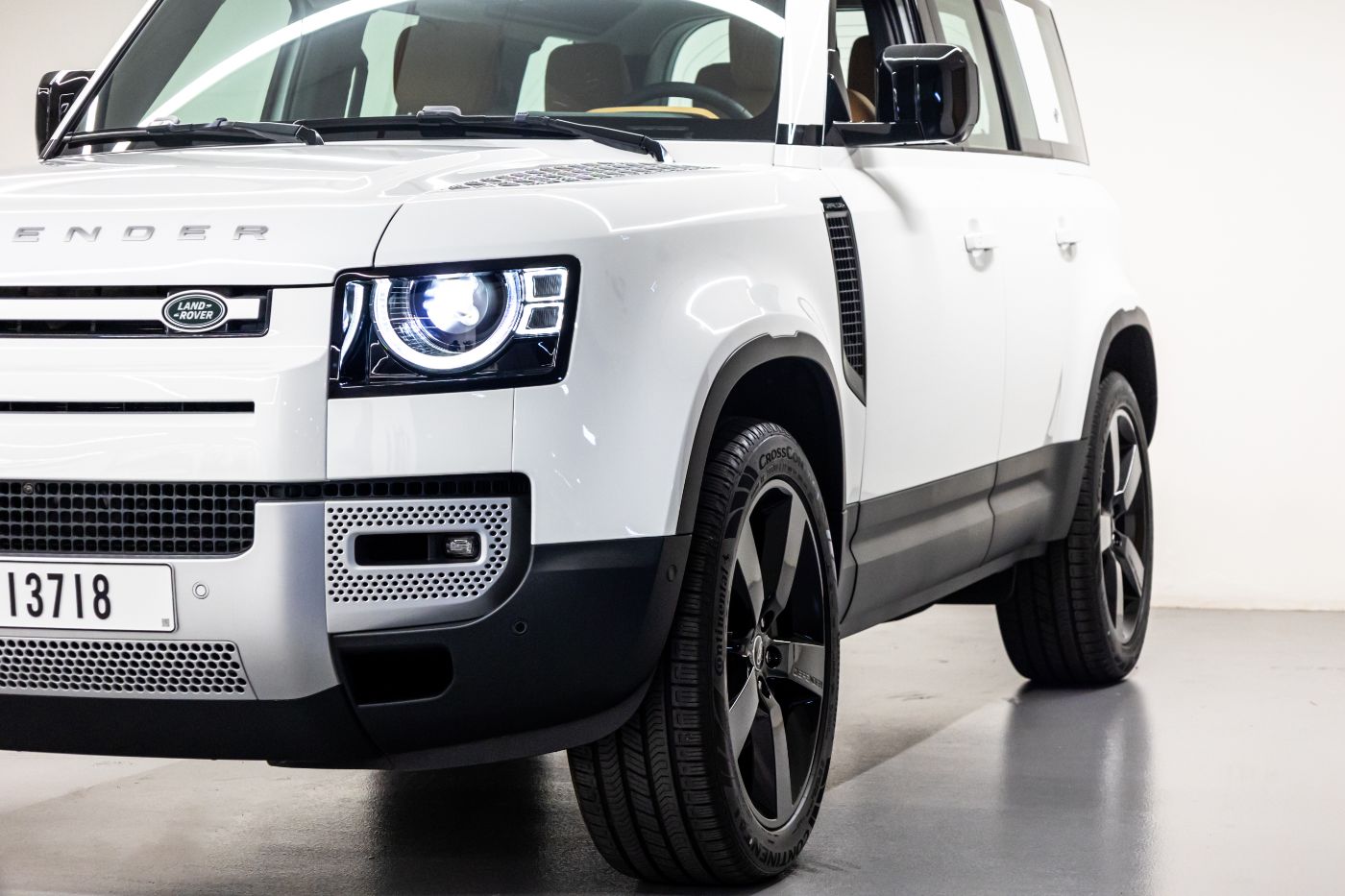 Land Rover Defender 110 HSE V6 P400 gallery image 2