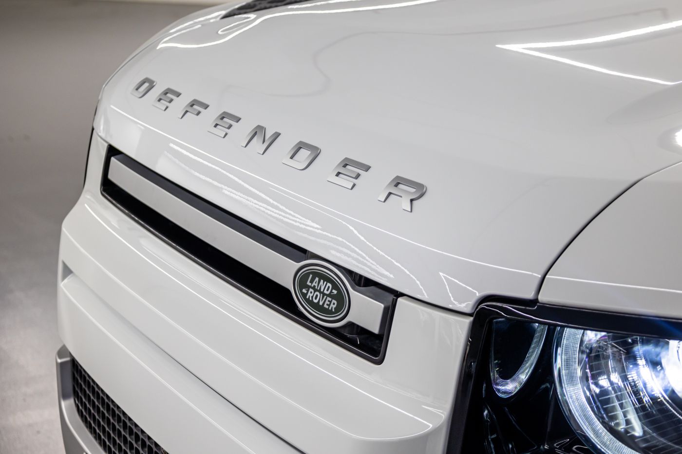 Land Rover Defender 110 HSE V6 P400 gallery image 4