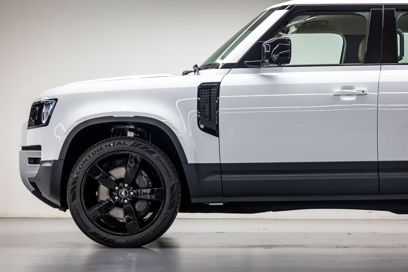Land Rover Defender 110 HSE V6 P400 gallery image 5