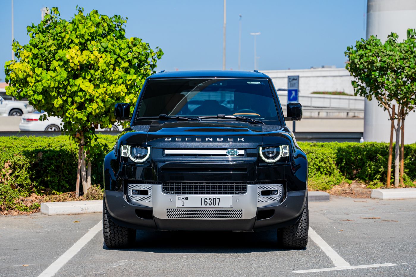Land Rover Defender 110 HSE V6 P400 gallery image 2