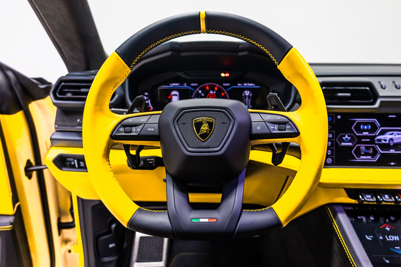 Lamborghini Urus SE gallery image 1