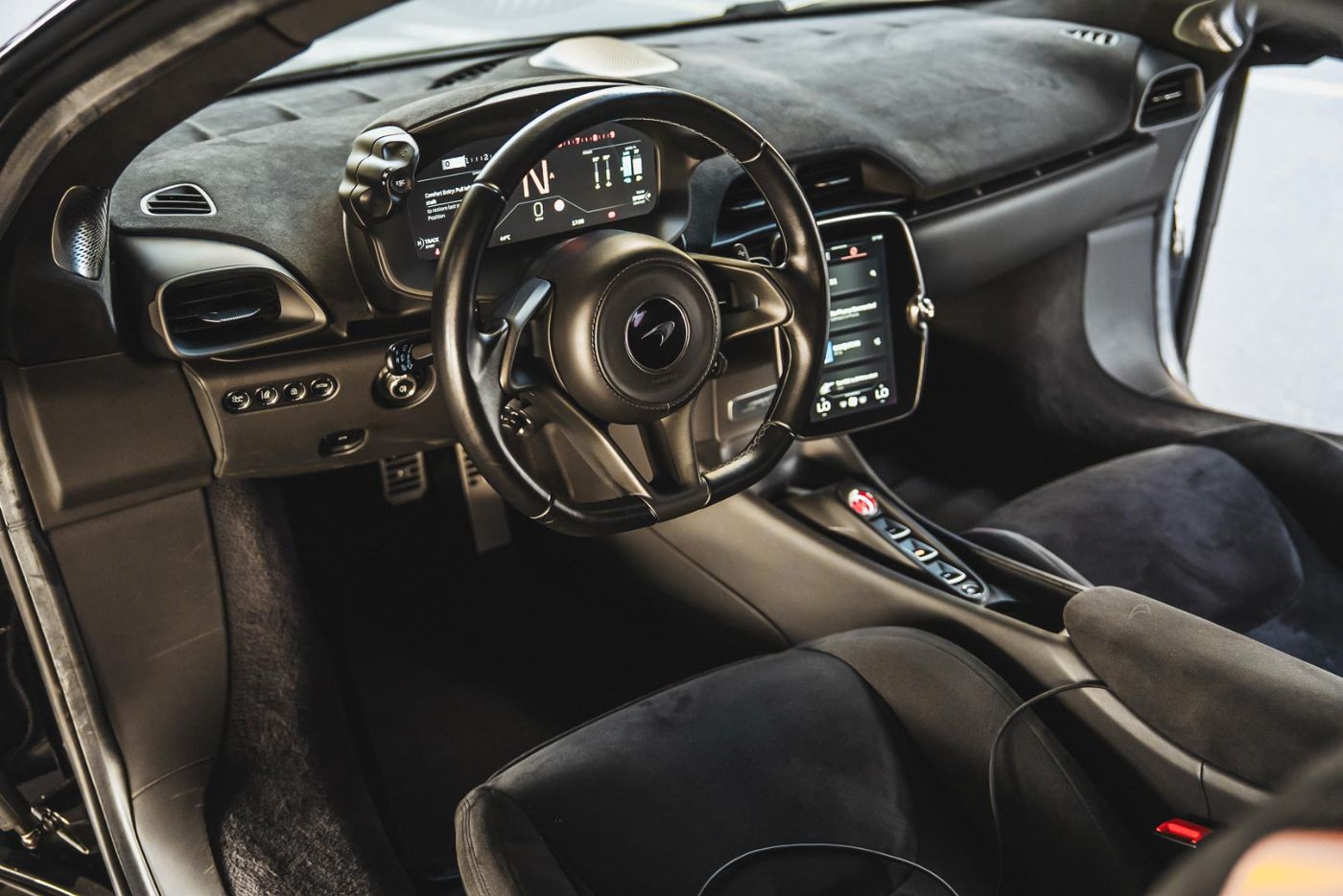McLaren Artura gallery image 2