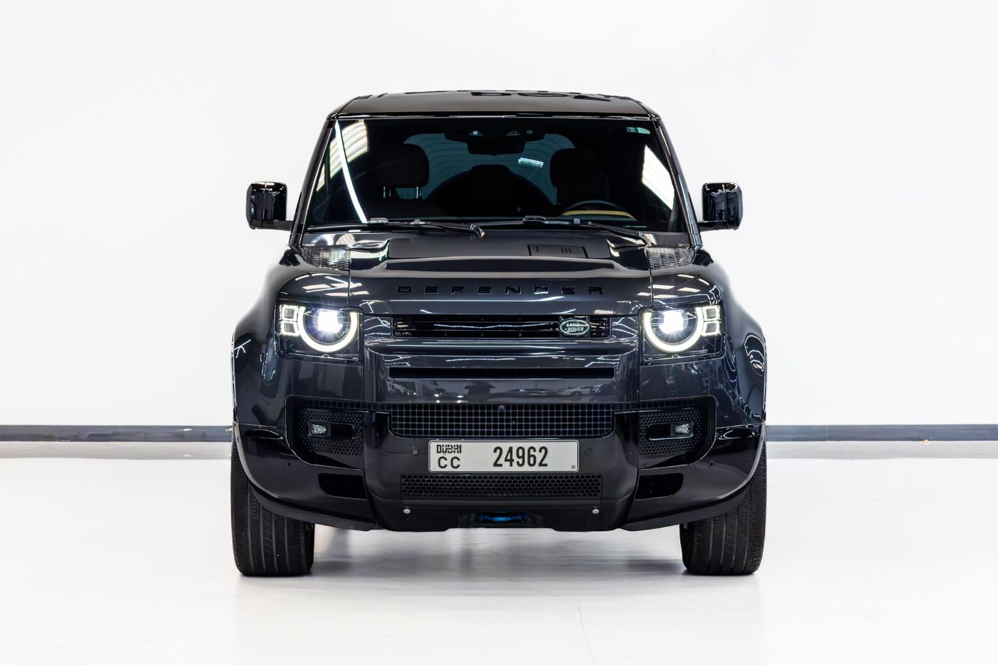 Land Rover Defender 110 HSE V8 P525 gallery image 2