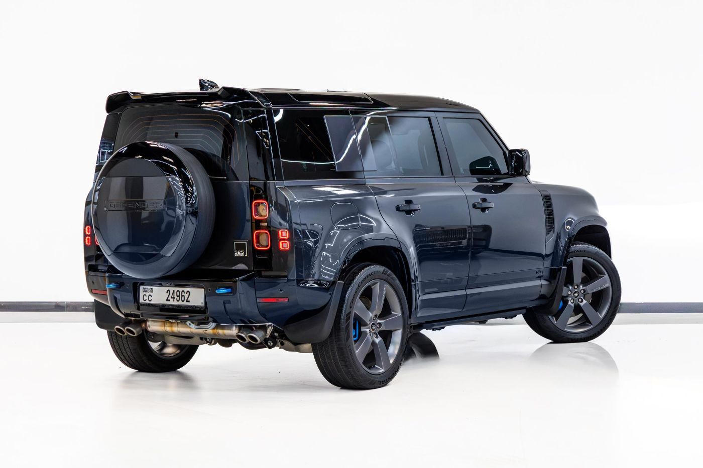 Land Rover Defender 110 HSE V8 P525 gallery image 11