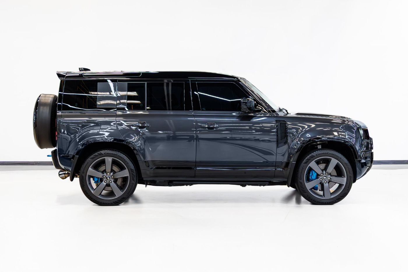 Land Rover Defender 110 HSE V8 P525 gallery image 4