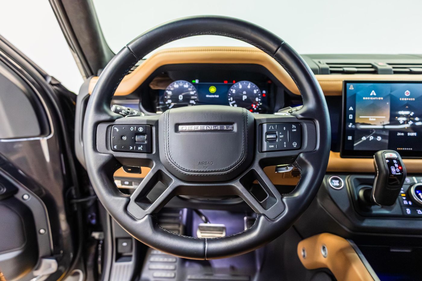 Land Rover Defender 110 HSE V8 P525 gallery image 5