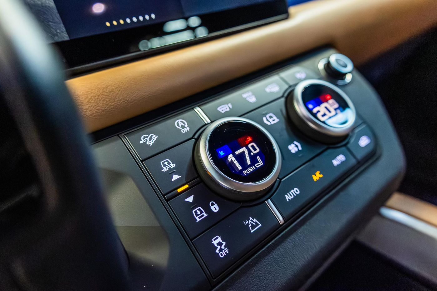 Land Rover Defender 110 HSE V8 P525 gallery image 7
