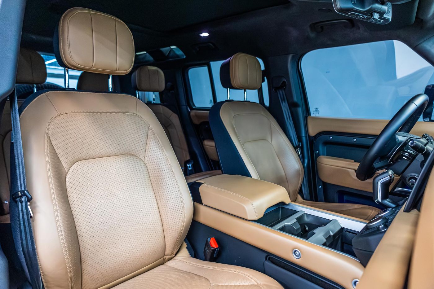 Land Rover Defender 110 HSE V8 P525 gallery image 8