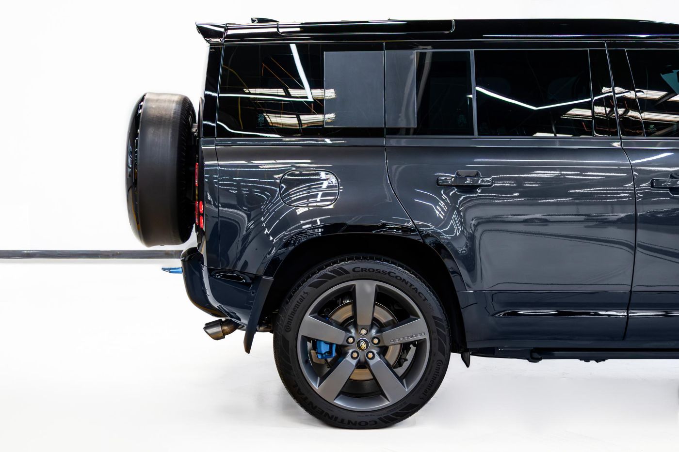 Land Rover Defender 110 HSE V8 P525 gallery image 10