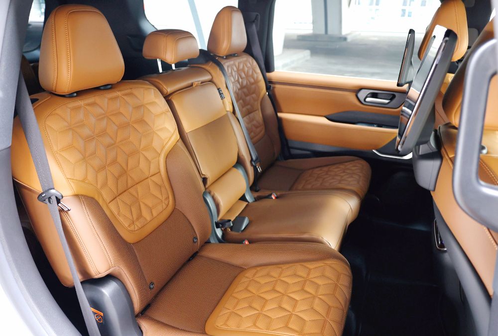 Nissan Patrol LE Platinum gallery image 2
