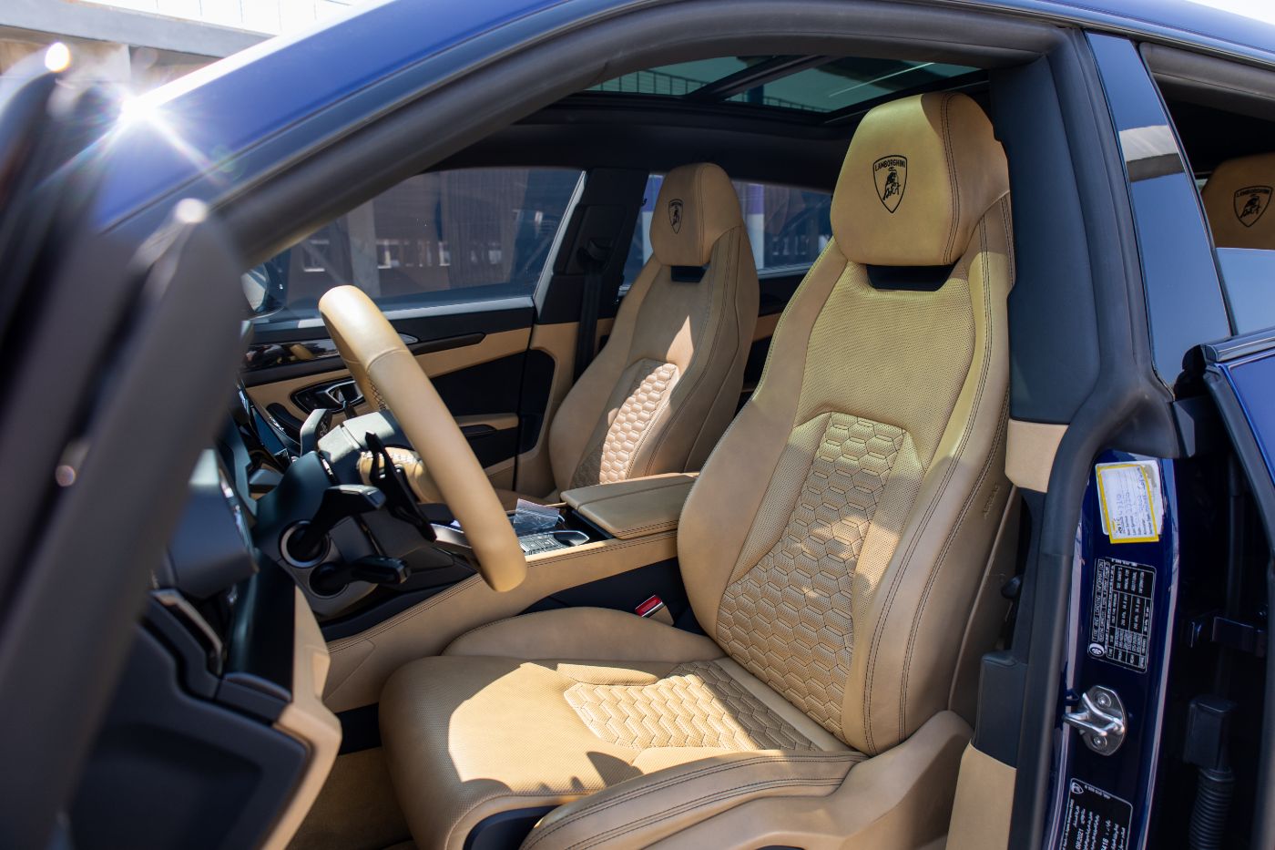 Lamborghini Urus gallery image 2