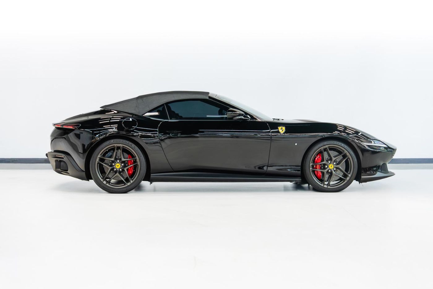 Ferrari Roma Spider gallery image 1