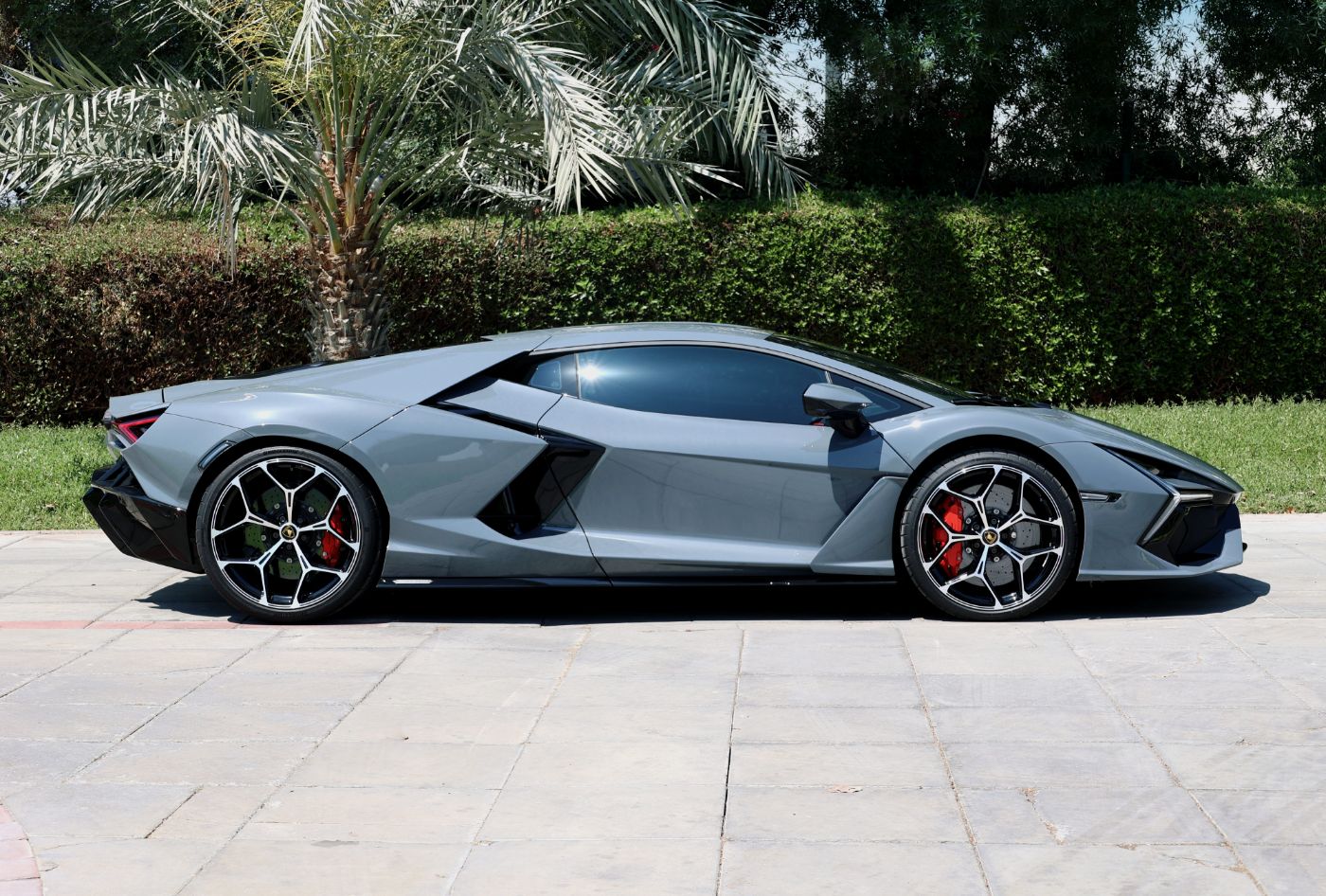 Lamborghini Revuelto gallery image 2