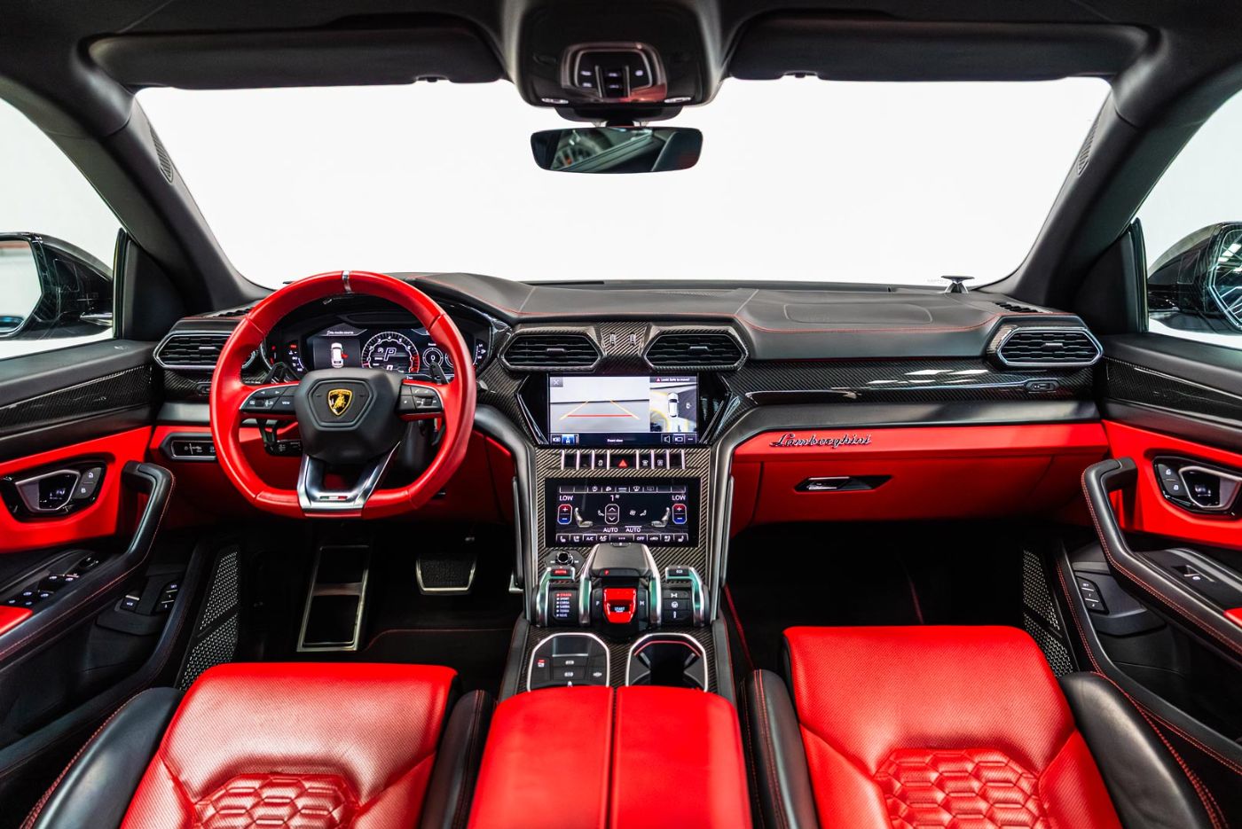 Lamborghini Urus gallery image 2