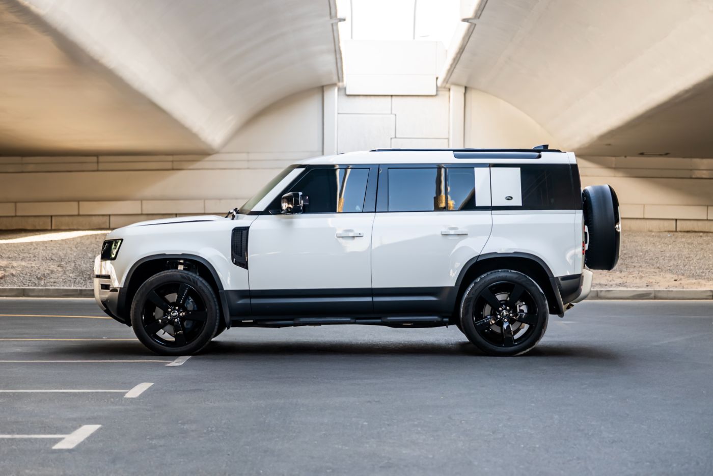 Land Rover Defender 110 HSE V6 P400 gallery image 1