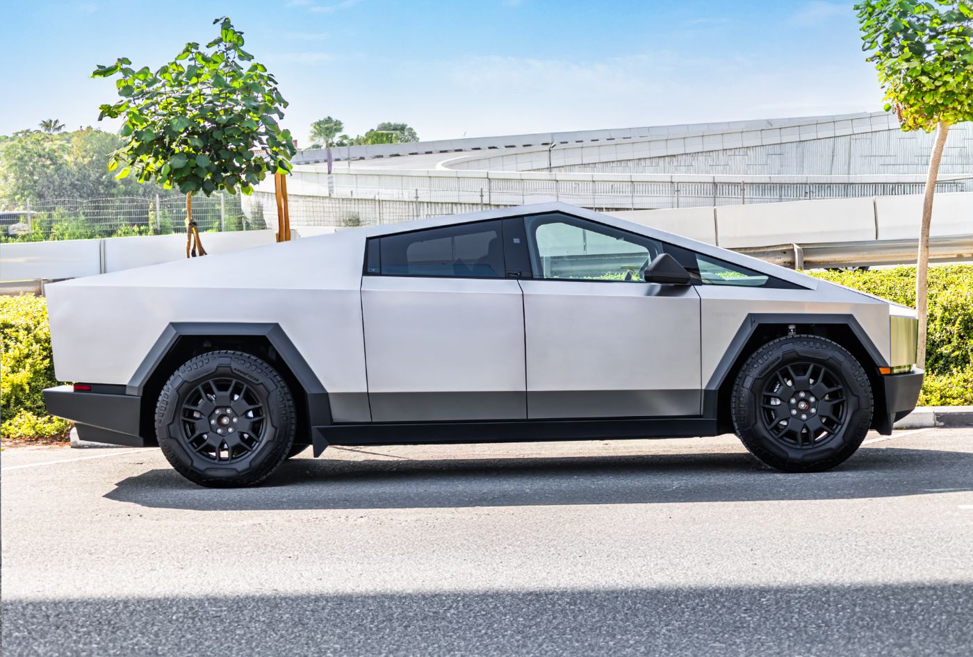 Tesla Cybertruck gallery image 1