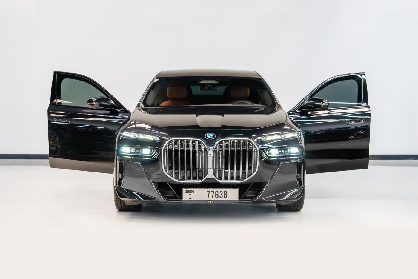 BMW 735i gallery image 1