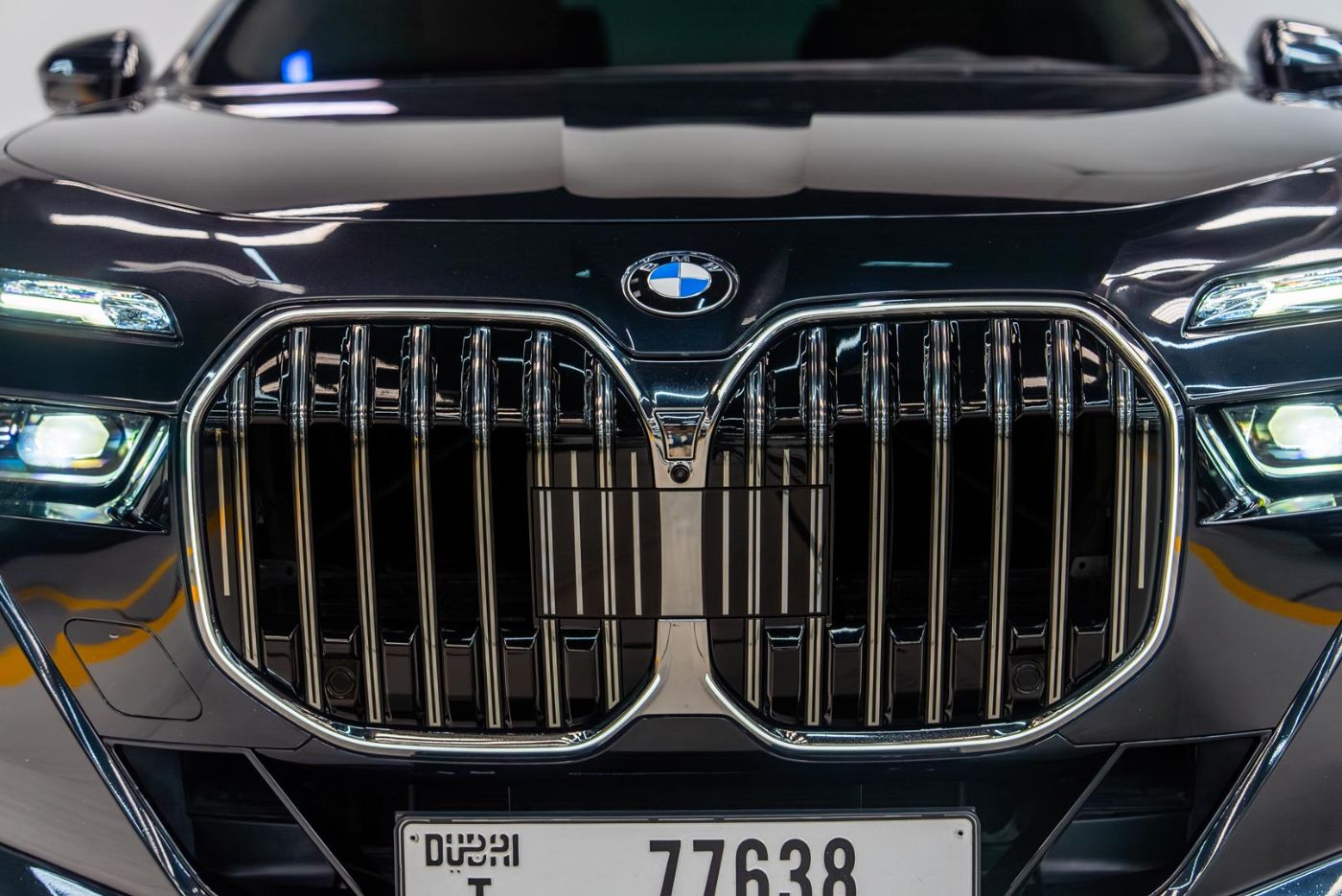 BMW 735i gallery image 2