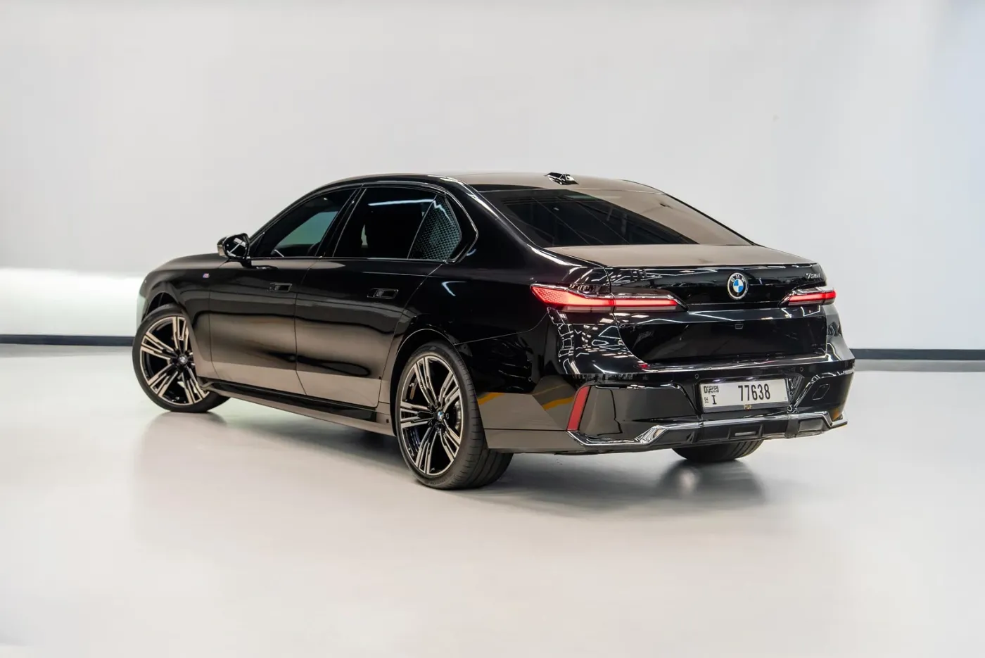 BMW 735i 2023 - Image 7