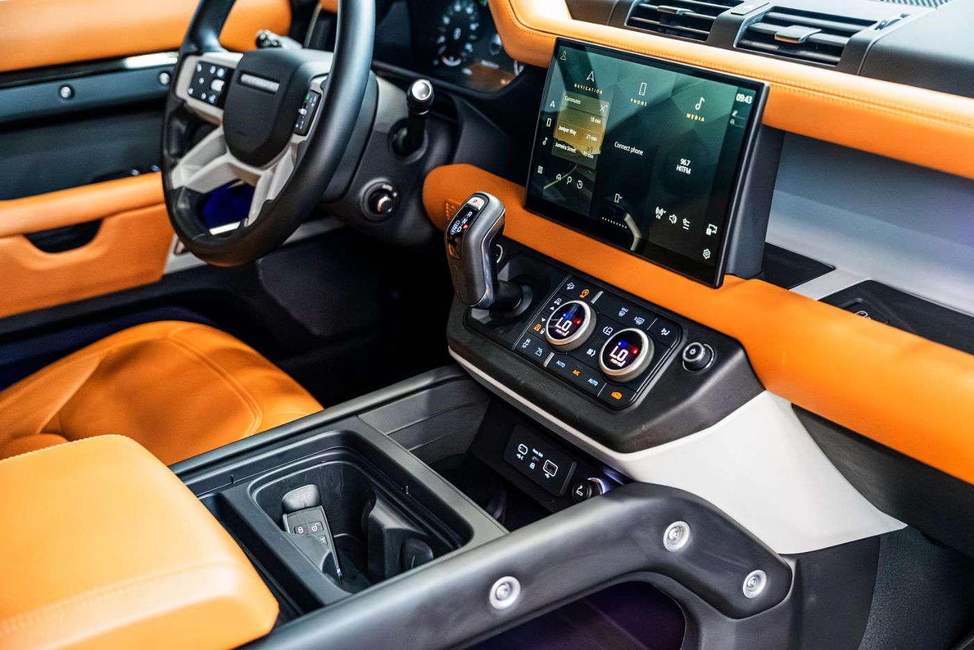 Land Rover Defender 110 HSE V6 P400 gallery image 1