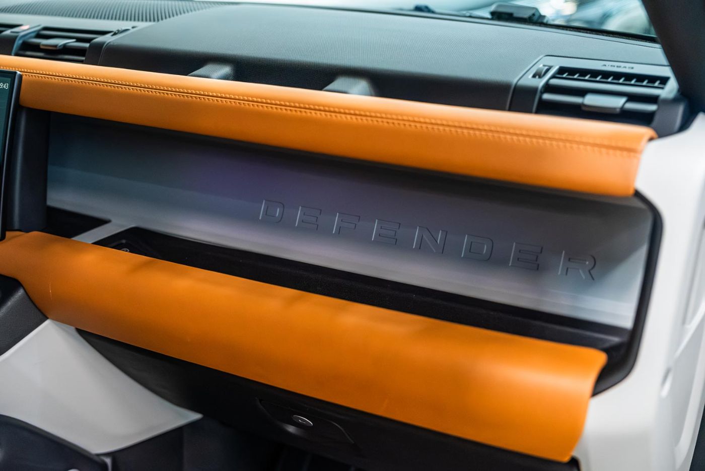 Land Rover Defender 110 HSE V6 P400 gallery image 2