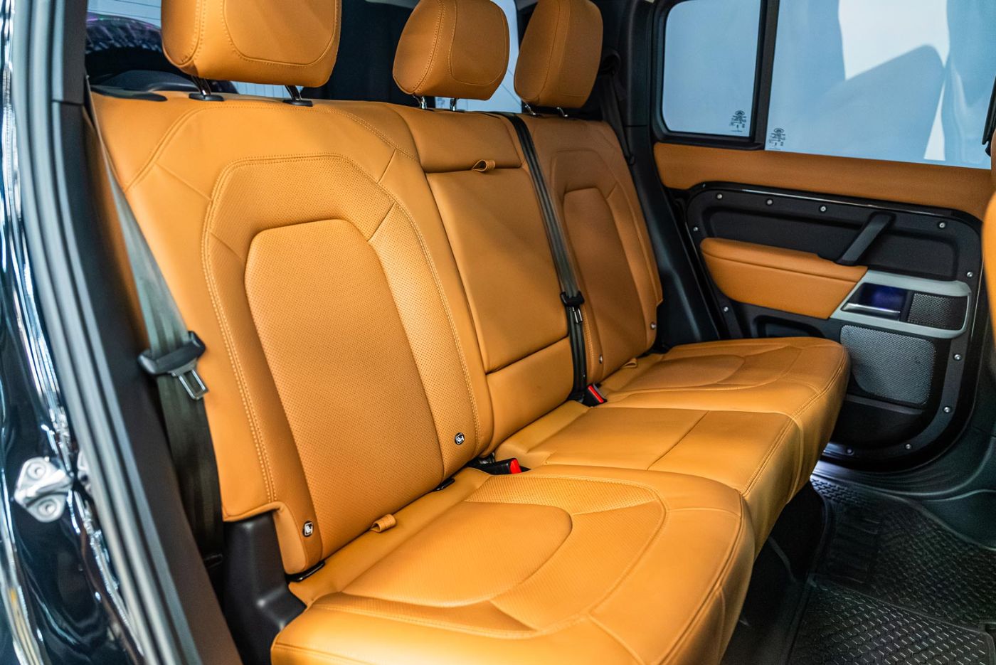 Land Rover Defender 110 HSE V6 P400 gallery image 4