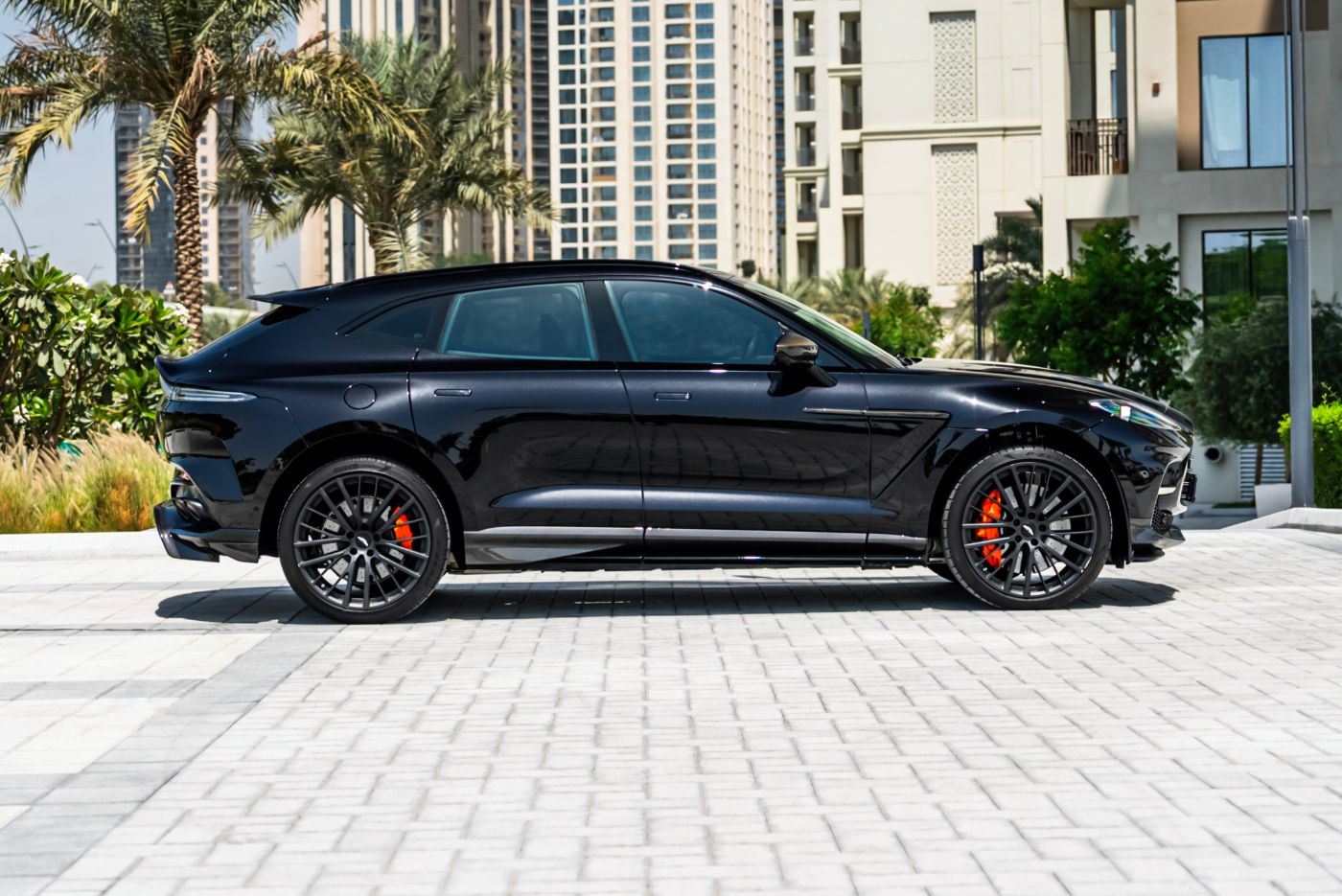 Aston Martin DBX 707 gallery image 2
