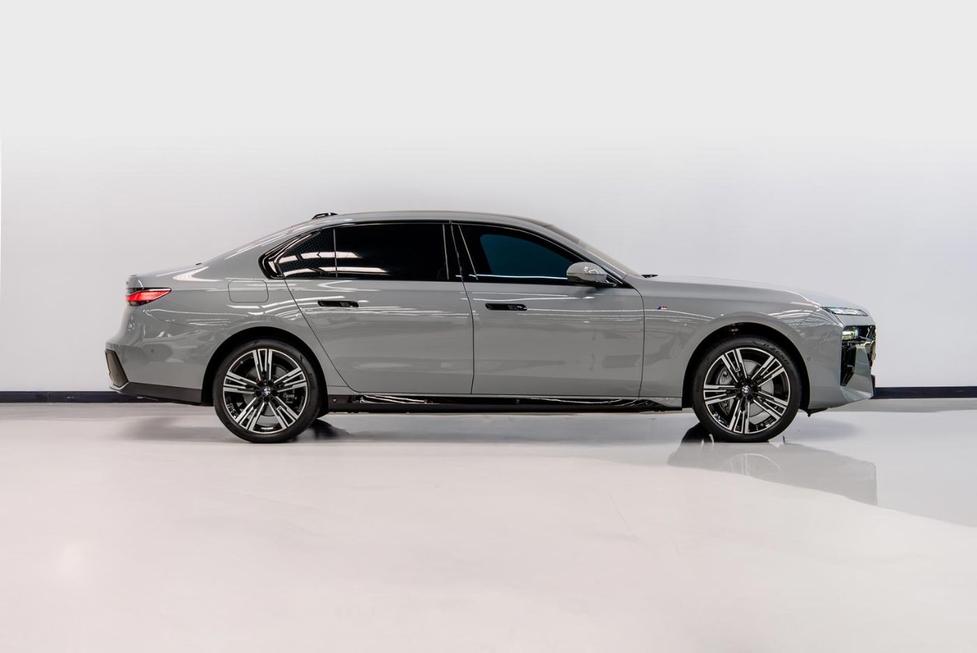 BMW 740i gallery image 2
