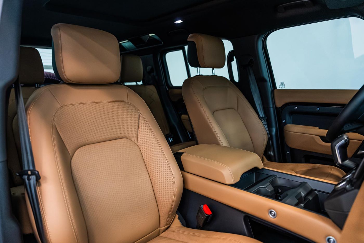 Land Rover Defender 110 HSE V6 P400 gallery image 2