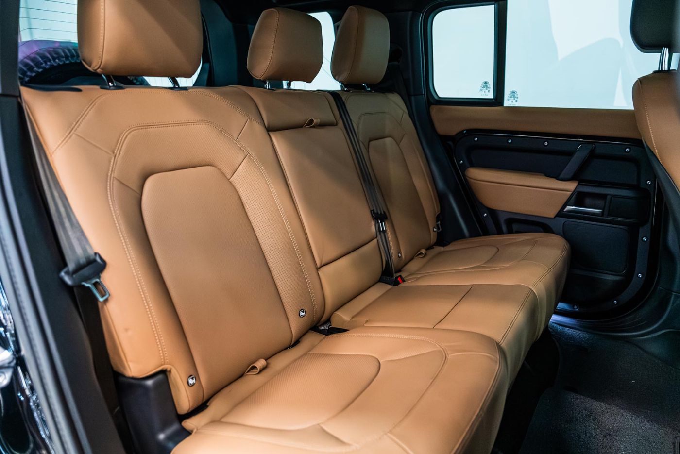 Land Rover Defender 110 HSE V6 P400 gallery image 3