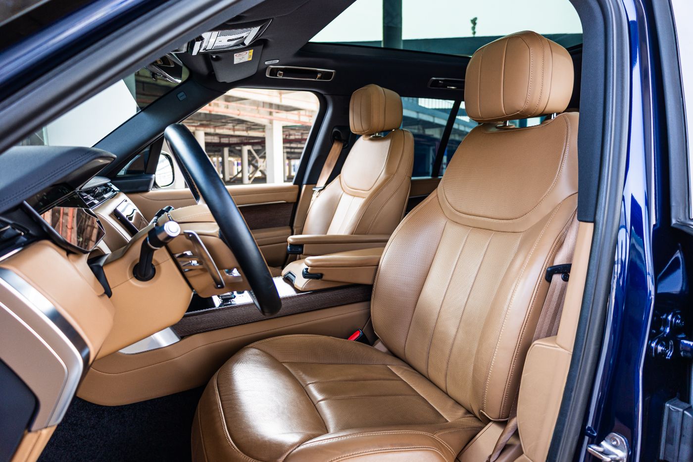 Land Rover Range Rover Vogue HSE V8 P530 gallery image 2