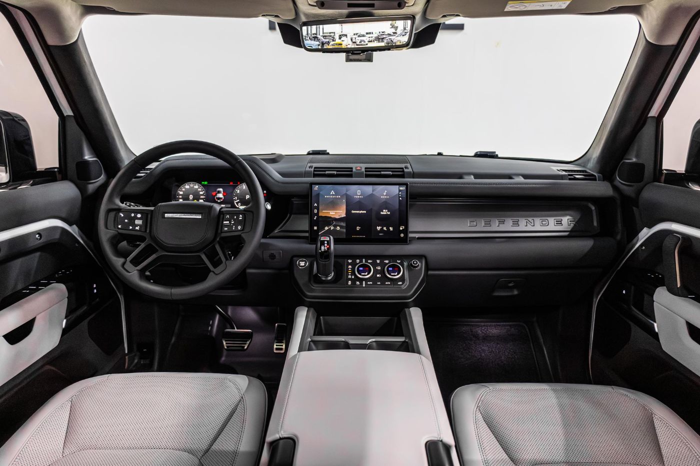 Land Rover Defender 110 HSE V8 P525 gallery image 1