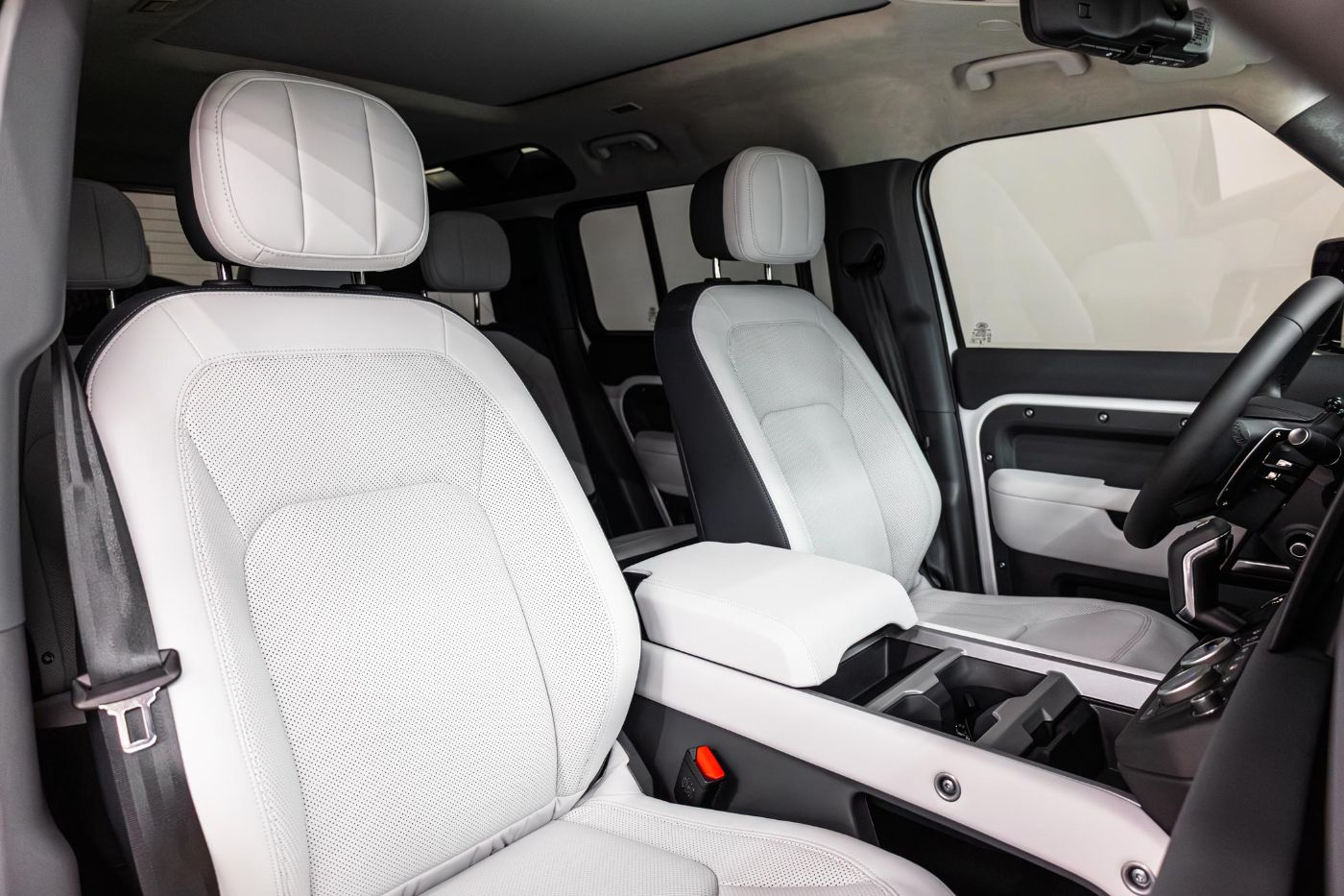 Land Rover Defender 110 HSE V8 P525 gallery image 2