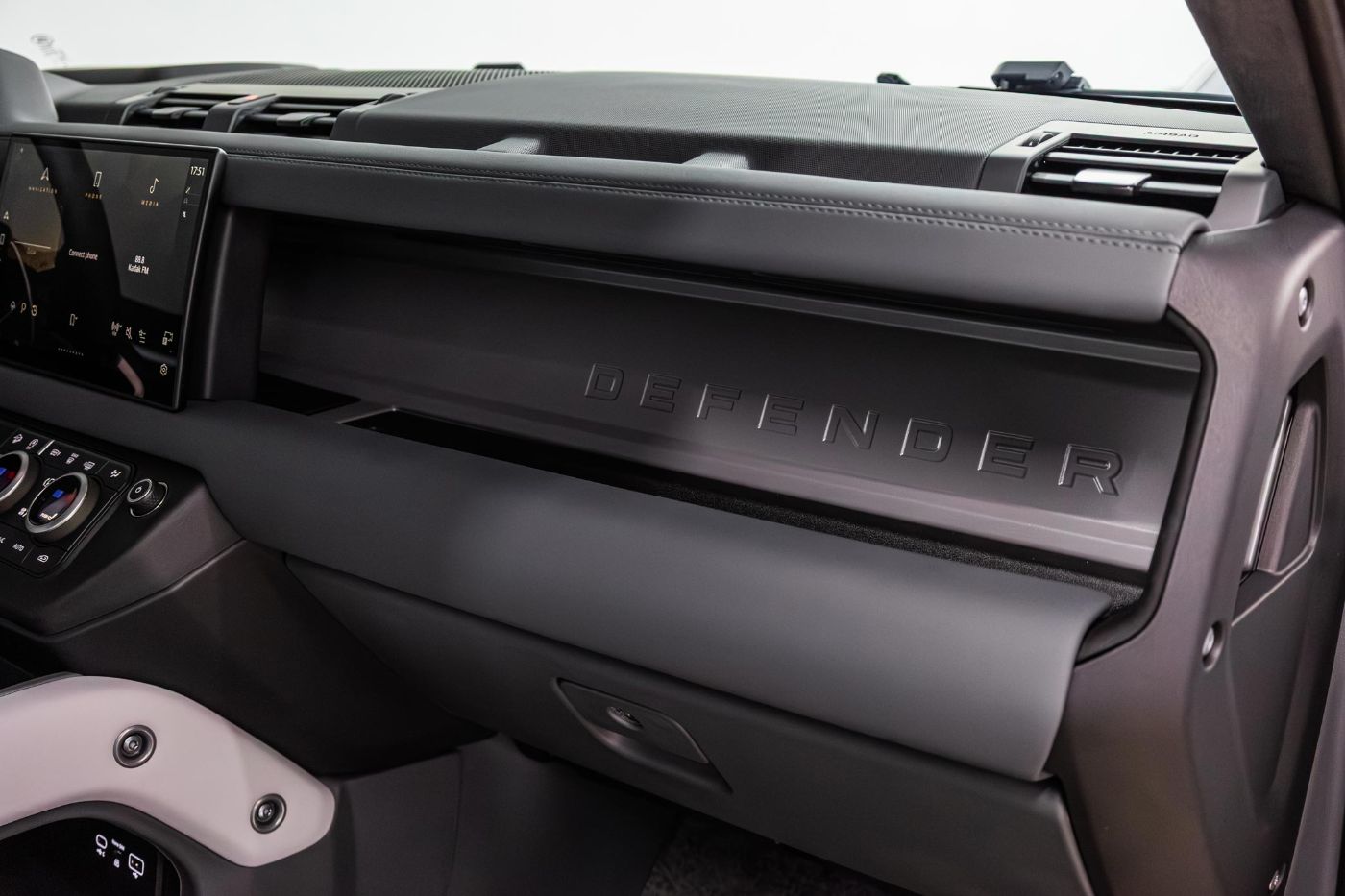 Land Rover Defender 110 HSE V8 P525 gallery image 3