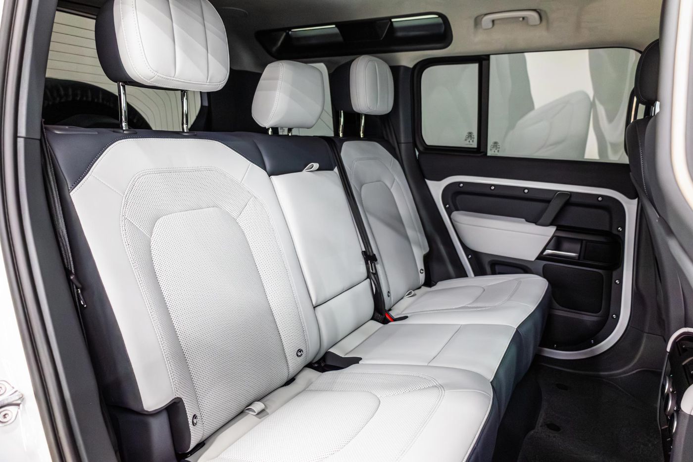 Land Rover Defender 110 HSE V8 P525 gallery image 4