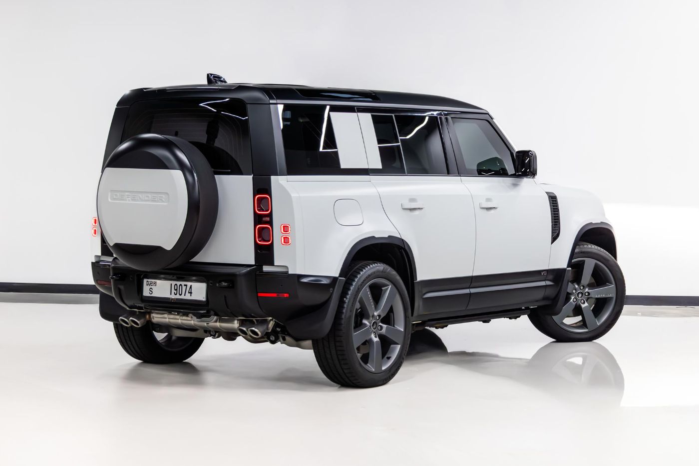 Land Rover Defender 110 HSE V8 P525 gallery image 5
